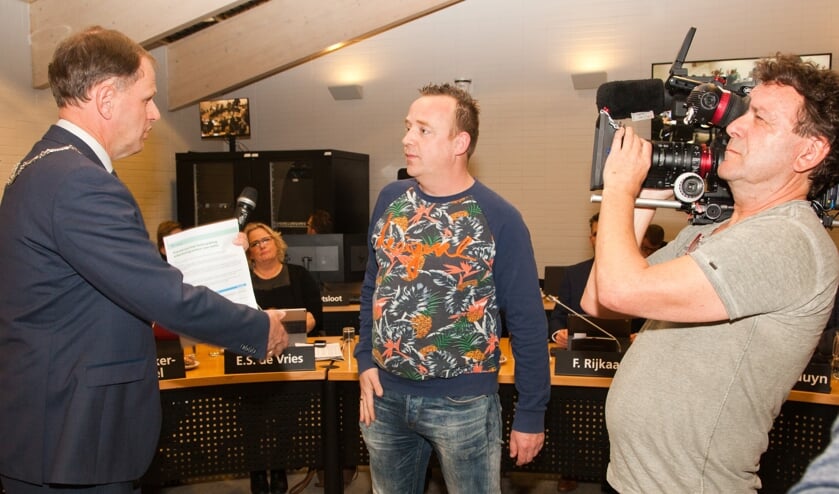 Burgemeester Van der Kamp ontvangt de petitie van Levi Hogendoorn