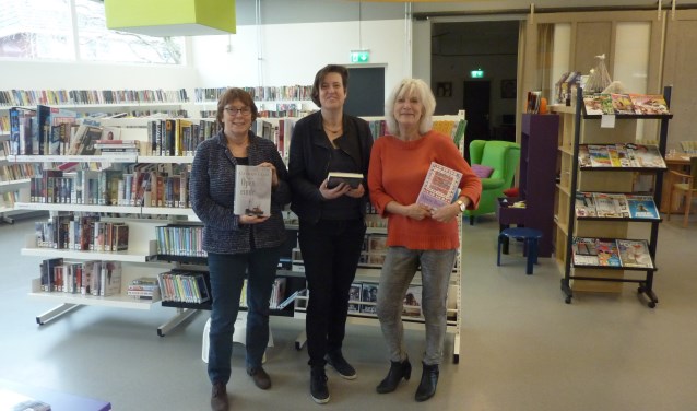 Extra service met het uitleenpunt in De Reehorst, stellen Renate de Jong, Anne-Marieke Kromwijk en Dorrie Pieterse