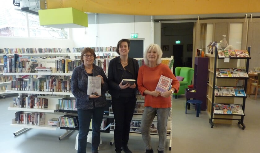 Extra service met het uitleenpunt in De Reehorst, stellen Renate de Jong, Anne-Marieke Kromwijk en Dorrie Pieterse