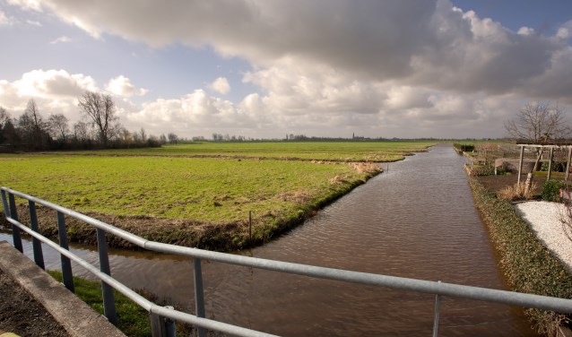 Donkere wolken boven het uitzicht als links op het weiland een bouwblok zou komen
