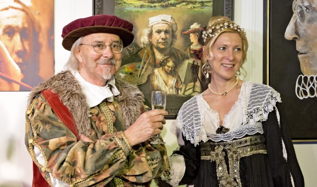 Harmen Kooistra en zijn dochter Saskia, gestoken in kledij uit de 17e eeuw, bij het kunstwerk van Harmen, één van de 15 tentoongestelde kunstwerken