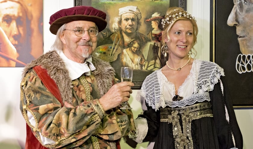 Harmen Kooistra en zijn dochter Saskia, gestoken in kledij uit de 17e eeuw, bij het kunstwerk van Harmen, één van de 15 tentoongestelde kunstwerken