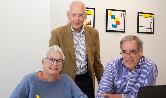 Voorzitter Fred Voortman (midden) en coordinatoren Bep Molenaar en Jan Kromwijk tijdens het spreekuur in het Evertshuis