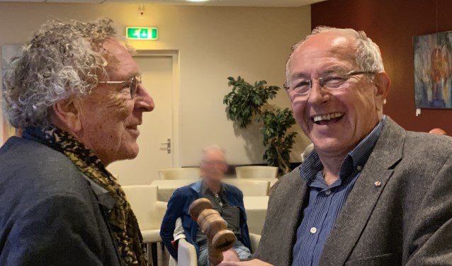 Anton Schiere neemt de voorzittershamer over van Chris Buitelaar.