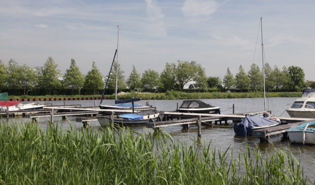 Op de achterliggende oever zullen het nieuwe restaurant en 8 villa's moeten verschijnen; op de voorgrond de al eerder gebouwde steiger