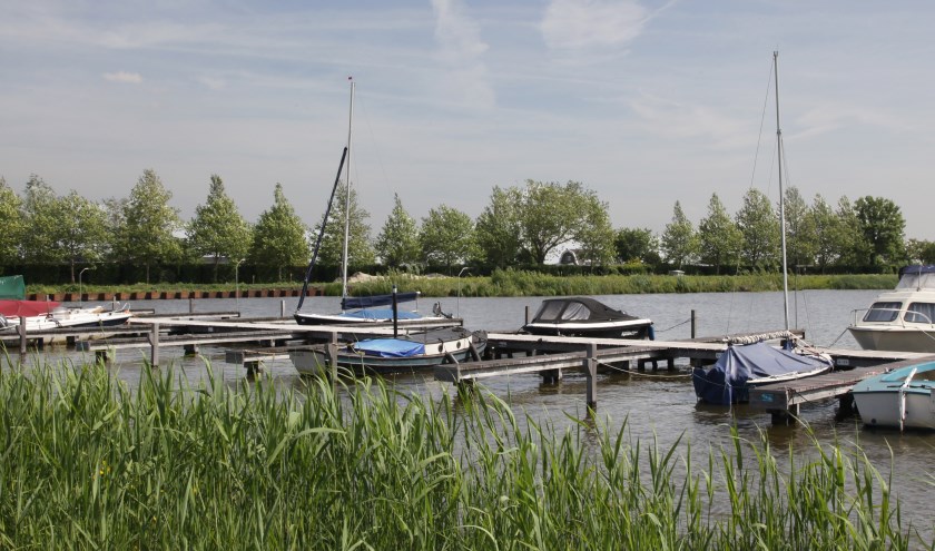 Op de achterliggende oever zullen het nieuwe restaurant en 8 villa's moeten verschijnen; op de voorgrond de al eerder gebouwde steiger