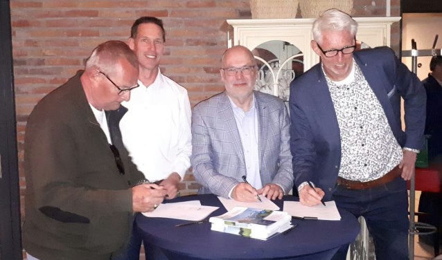 Op de foto staan v.l.n.r.: Peter Giezeman (bestuurslid collectief Rijn & Gouwe Wiericke), Jan Willem van Niekerk (bestuurslid collectief Rijn & Gouwe Wiericke), Bernhard de Jong (hoogheemraad De Stichtse Rijnlanden) en Robèrt Smits (wethouder Gemeente-Bodegraven Reeuwijk)