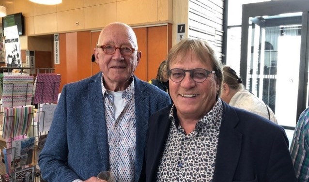 De nieuwe voorzitter van de KunstKring Kees Veelenturf (rechts) en scheidend voorzitter Jelle Drenth.