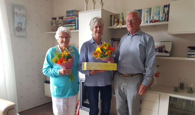 De heer en mevrouw Bouman en mevrouw van Uffelen, drie van de senioren die getrakteerd werden op een lentelunch