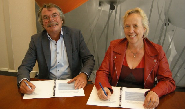 Jan Oostveen en Inge Nieuwenhuizen ondertekenen het Actieprogramma Economie 2019-2022