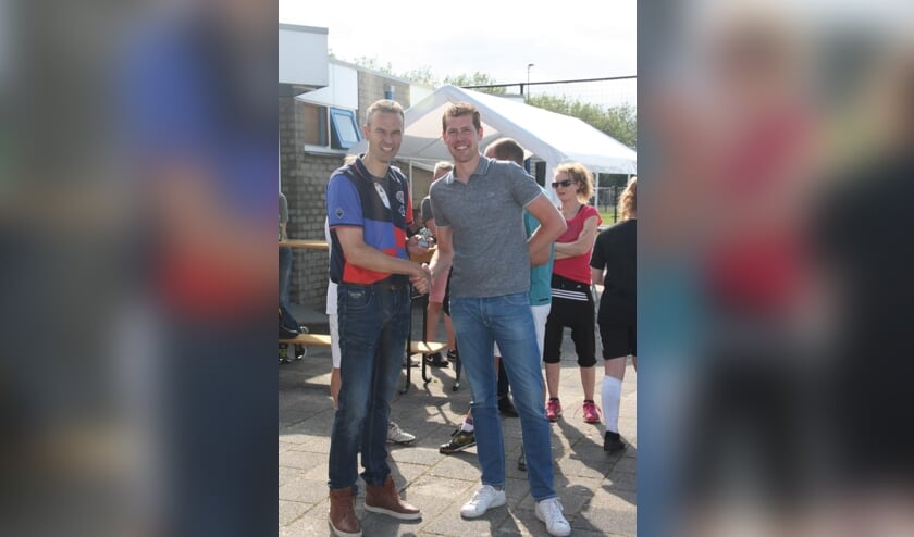 Jacob van der Wolk (links) door verenigingsvoorzitter Arjan Griffioen onderscheiden als vrijwilliger van het jaar.