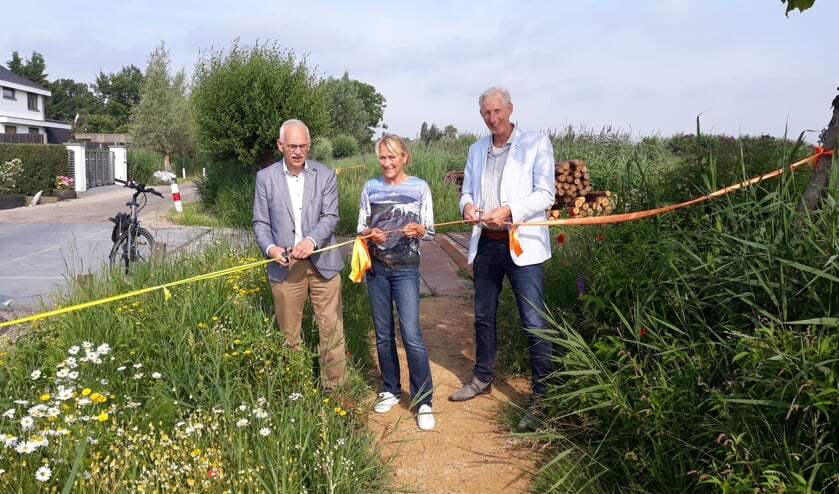 V.l.n.r. wethouder Kees Oskam, Marjolein Buitelaar van dorpsteam Sluipwijk, initiatiefneemster en wethouder Robèrt Smits.