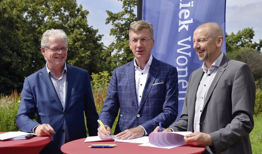 Van links naar rechts: Dirk-Jan Knol, Ron de Haas (Mozaïek Wonen) en Karel van Berk (Ouden Huis)