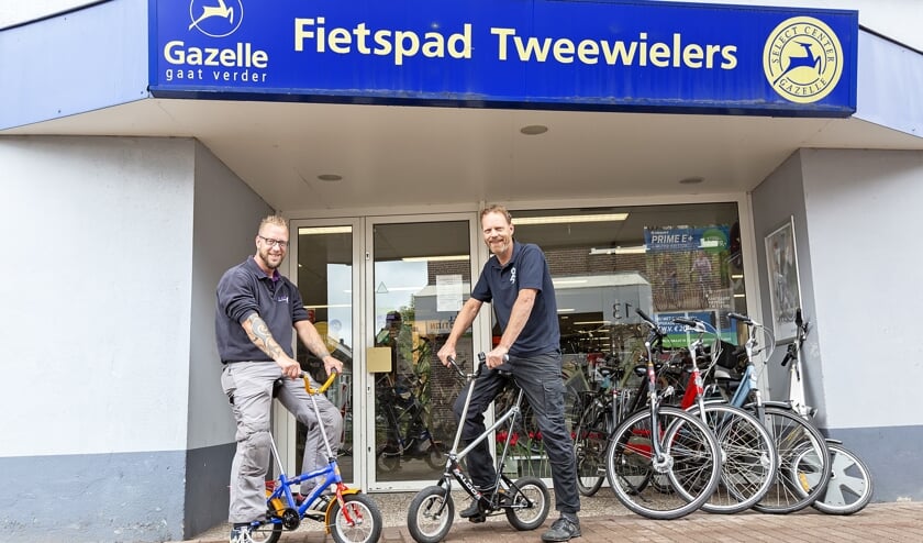 Jan Arendshorst (rechts) met een van zijn medewerkers op een 12 inch-fiets.