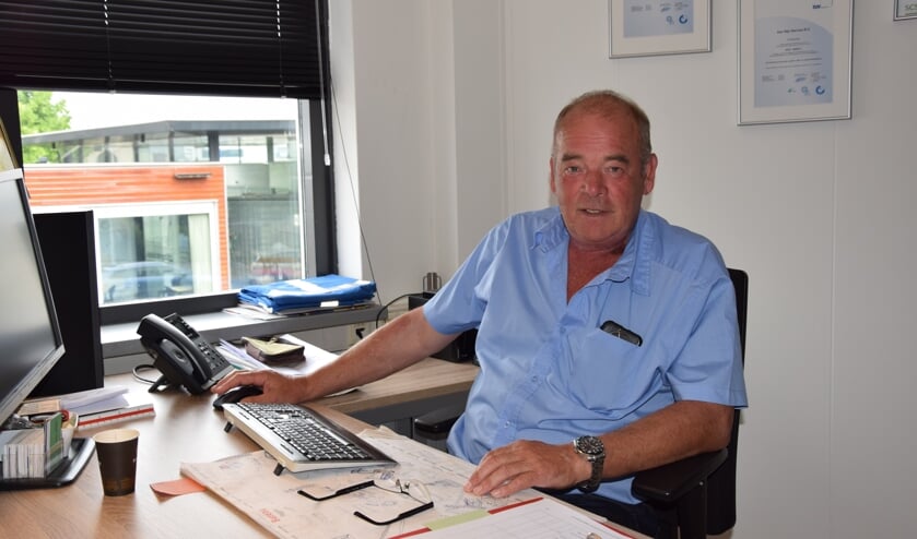Hans van Rijn, 'gewoon' achter zijn bureau bij Van Rijn Service. "Zo kennen de mensen mij ook."