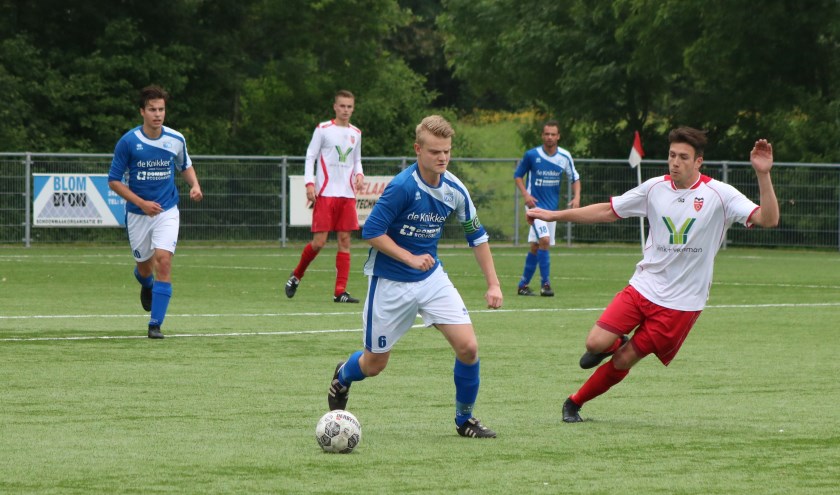 Mitchell van Waveren in actie tegen NSV'46. De ploeg uit Noorden degradeerde naar de vierde klasse.