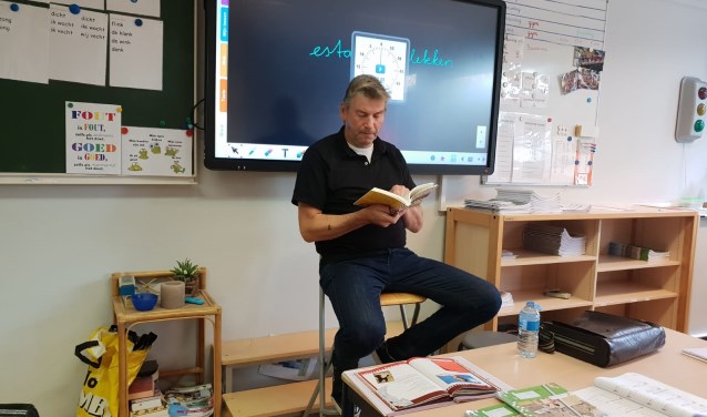 Arie van Driel leest een verhaal voor uit de bundel 'Vriendschap'.