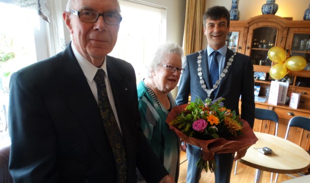 Het bruidspaar met burgemeester Van de Stadt.