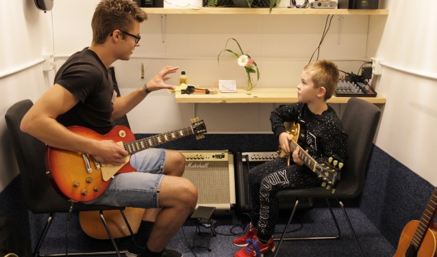 Nieuwsgierige kinderen kregen de gelegenheid om te pingelen op een instrument. (Foto: PR)