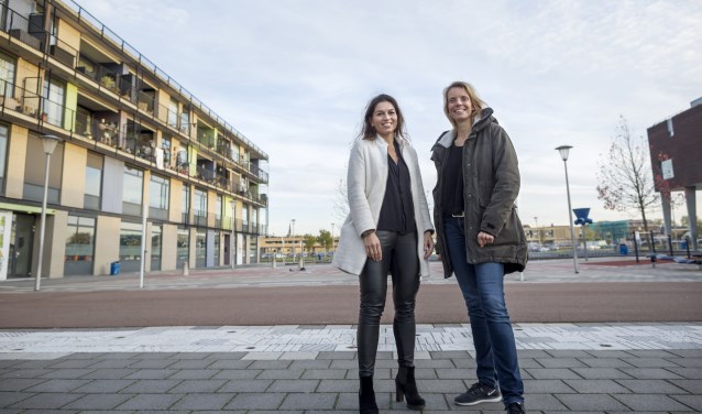 Ineke den Heijer (fractievoorzitter D66 Lansingerland) en Mischa Bonis (initiatiefnemer groene schoolpleinen). (Foto: Chris Bonis)