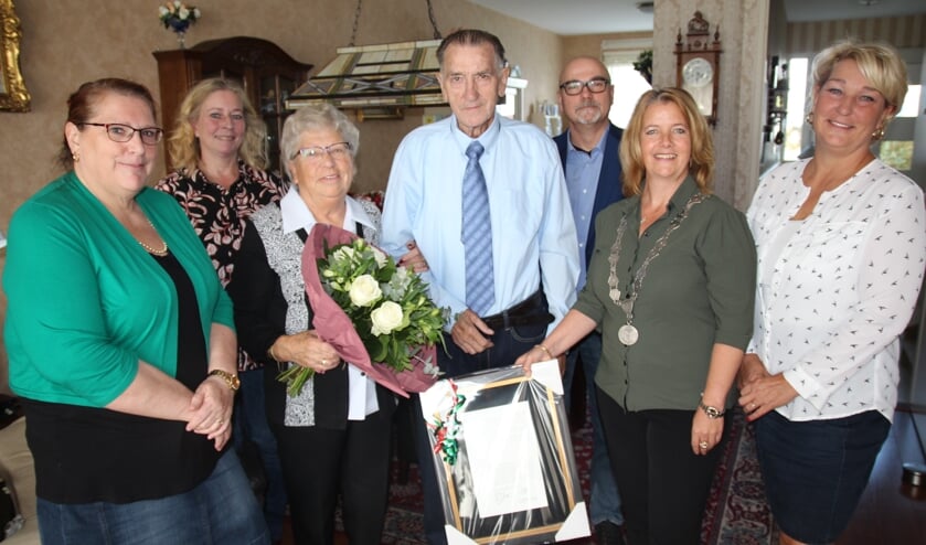 Joop en Jannie op de foto met een deel van hun kinderen en aanhang en met loco-burgemeester Kathy Arends.
