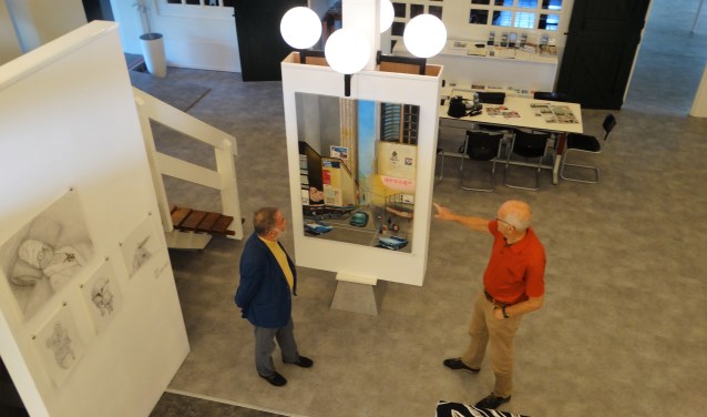 Kunstminnaars Tom van Giessen (l) en Rien van der Linde in de kunstgalerie.