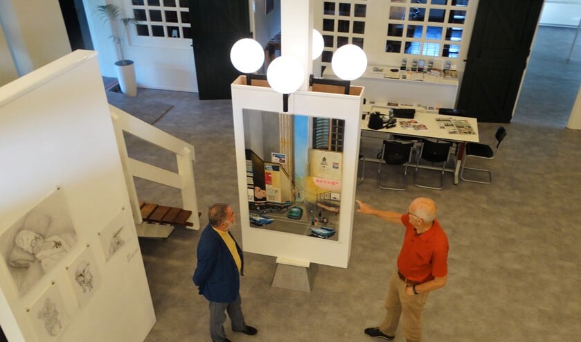 Kunstminnaars Tom van Giessen (l) en Rien van der Linde in de kunstgalerie.