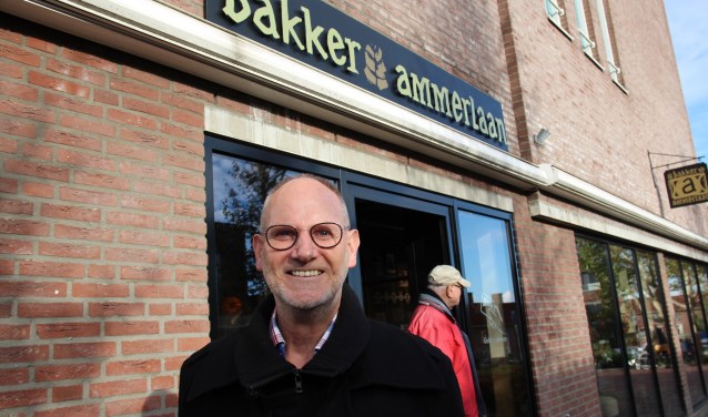 Frans bij de nieuwe winkel van Bakkerij Ammerlaan in het herontwikkelde deel van winkelcentrum Bleiswijk.