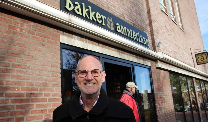 Frans bij de nieuwe winkel van Bakkerij Ammerlaan in het herontwikkelde deel van winkelcentrum Bleiswijk.