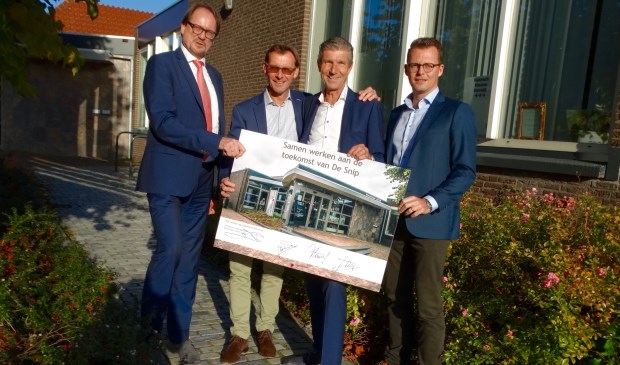 Van links naar rechts: Machiel van Duijn, Ed van den Broek, wethouder Simon Fortuyn en Jan Houweling.