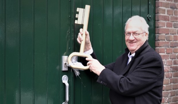 Hans Zwijnenburg, die als vrijwilliger 't Koetshuys gaat beheren, met de symbolische voordeursleutel.