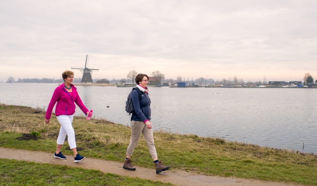 Larinda Bok en Bertine Sonneveld-Lam tijdens een wandeling bij de Rottemeren. (Foto: Marjolein van Rotterdam)