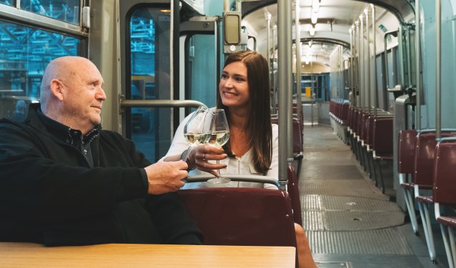 Initiatiefneemster Suzanne Knegt en horecapartner Ad Janssen in de tram. (Foto: PR)