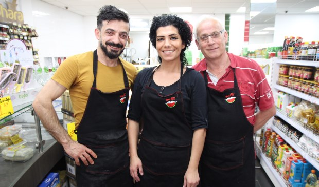 Ali met medewerkster Derya en schoonvader Pleun die op drukke dagen hand- en spandiensten verleent.