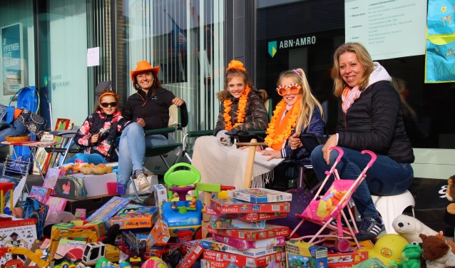 De vrijmarkten zorgden in Lansingerland weer traditioneel voor een gezellig sfeerbeeld. (foto: Olav Spa)
