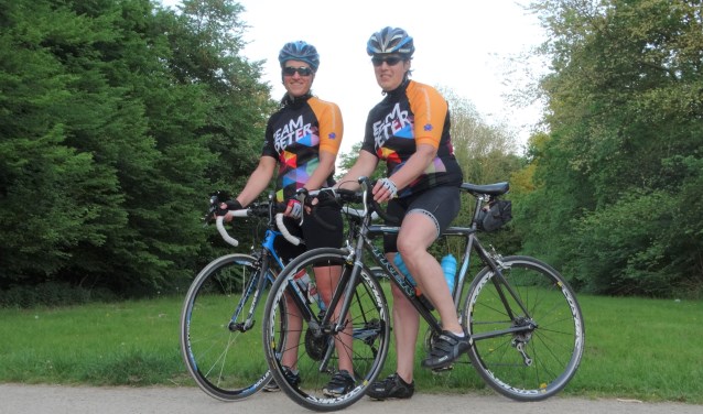 Gerdian (rechts) en Nina. Gerdian: “Peters silhouet is te zien op het kleurrijke shirt.”