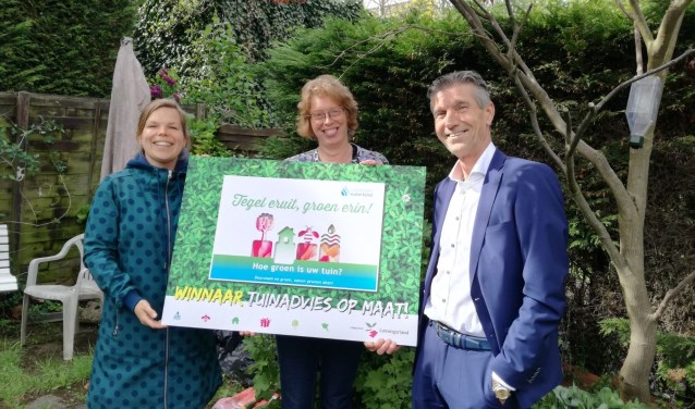 Annemarie Kok, programmaleider Groen en Spelen van de gemeente Lansingerland, winnares Margreet Kuipers en wethouder Fortuyn.