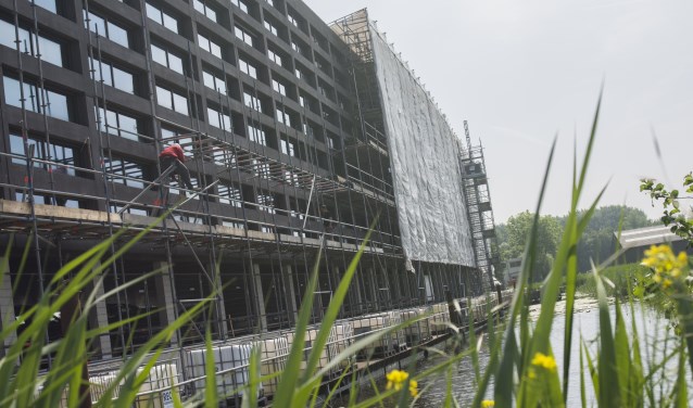 Het nog geen zes jaar oude gebouw kampt met ernstige gebreken.