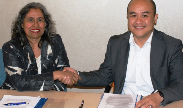 Iris Bandhoe van GGZ Delfland en Guntur Sandino van CleVR ondertekenden maandag een langdurige samenwerkingsovereenkomst.