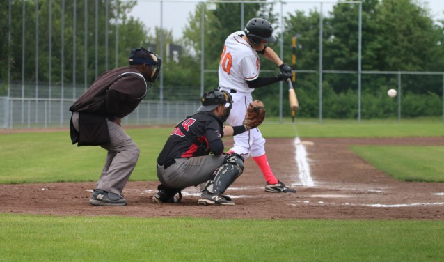 Midvelder Roy Winkel aan slag. Vanwege Moederdag speelden veel spelers met roze accenten in hun uitrusting. (Foto: PR