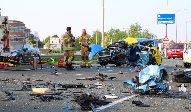 De ravage op de N209 was groot. De weg was een flinke tijd afgesloten. (Foto: Spa Media)