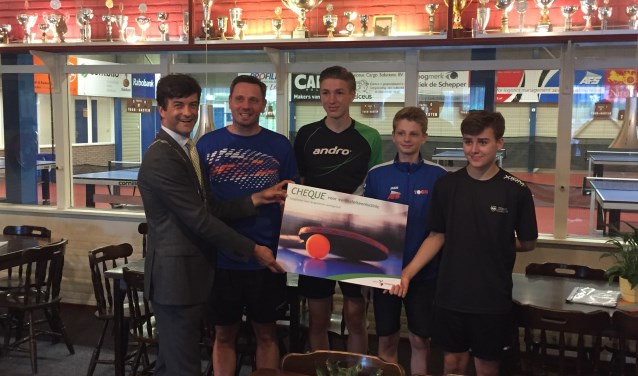 Op de foto de burgemeester, trainer Michel de Boer, Leroy Heemskerk, Milo de Boer en Jonathan Claus.