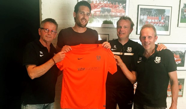 Dave toont trots het oranje tricot van Soccer Boys. (Foto: Leo Schoovers)