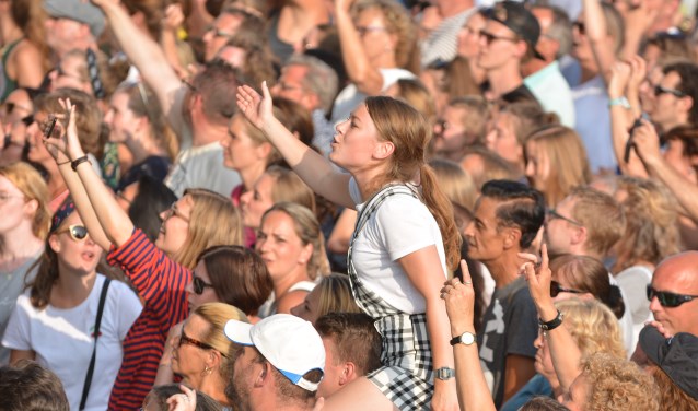Het publiek zong luidkeels mee met de hits van Bløf. (Foto's: Spa Media)