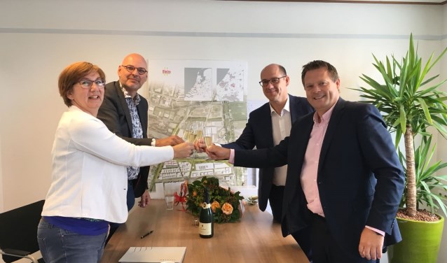 Heer en mevrouw De Korte, Nanne Zwiep en Edwin Klop, accountmanager van de gemeente Lansingerland.