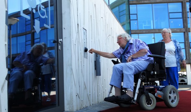 Aan Els van der Snel-Hoogerdijk (rechts) en Arma Fokkema de eer om de lift te openen.