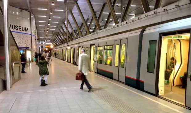 De laatste metro vanuit Den Haag rijdt rond een uur 's nachts naar Lansingerland. (Foto: Martijn Mastenbroek)