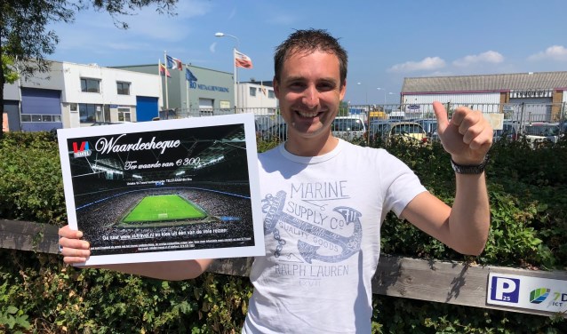 Leon kwam zijn waardecheque afgelopen vrijdag ophalen bij Telstar Uitgeverij. (Foto: Denise Quik)
