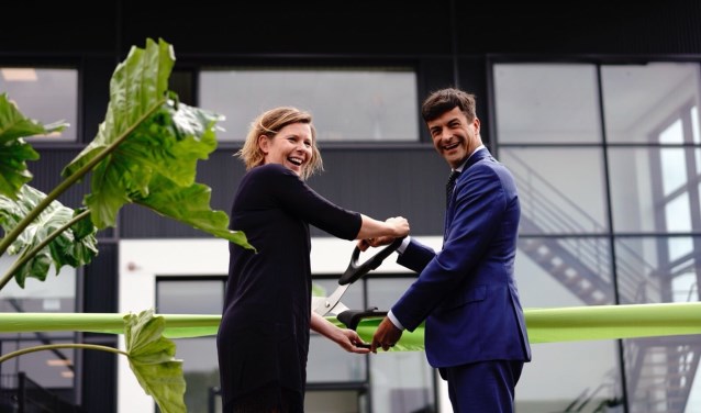 Maartje Frederiks, CEO van HelloFresh Benelux, en burgemeester Pieter van de Stadt.