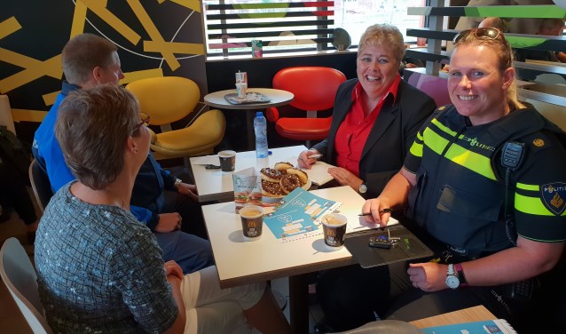 "Wat honing voor een beer is, is koffie voor een smeris", aldus wijkagent Annemiek Roos.